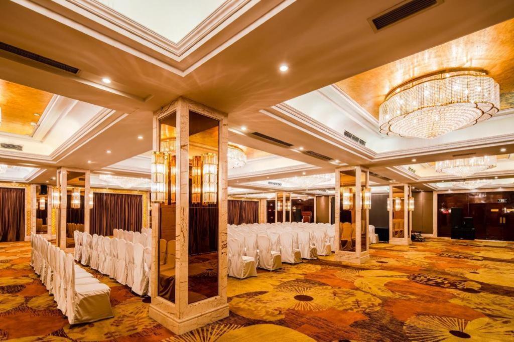 เฉิงตู ไรส์ซิง บัตเตอร์ฟลาย โฮเต็ล Hotel ภายนอก รูปภาพ